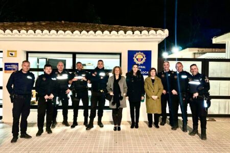 La alcaldesa de Torrent felicita la Navidad a los agentes de la Policía Local esta madrugada