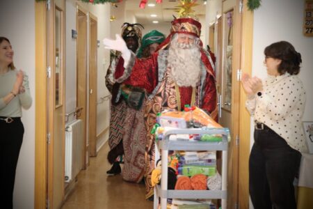Personas Mayores y conductores de lanzaderas, primeras visitas de los Reyes en Torrent