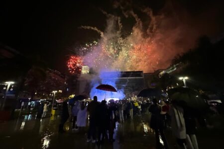 Torrent recibe el 2025 con un espectáculo piromusical bajo la lluvia