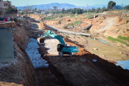 Torrent avanza los trabajos de reconstrucción en el barranco del Poyo y la calle arrasada en el Xenillet