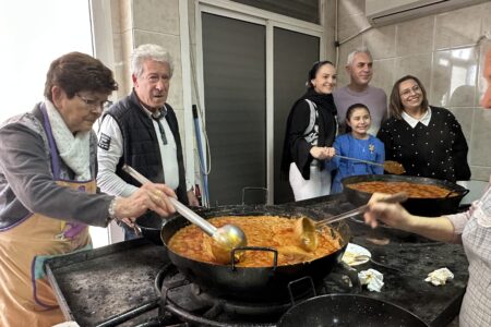 Tradición y gastronomía se unen en la celebración de San Antón de la Asociación Castilla-La Mancha