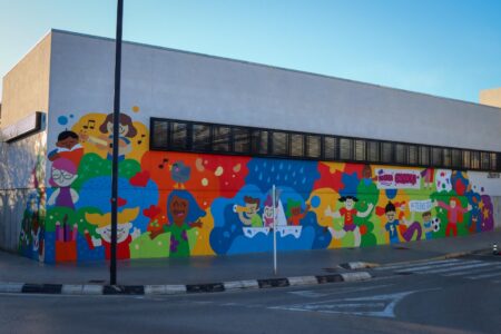 “Nuestro cole, nuestro mundo”, un mural colorista en el CEIP Les Terretes