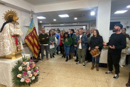 La Falla Sants Patrons de Torrent presenta la restauración de su Verge dels Desamparats