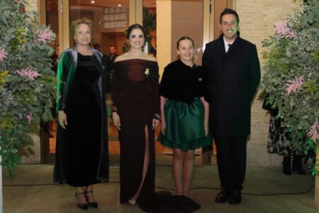 Torrent rinde homenaje a Alicia Moreno Jiménez, Fallera Mayor 2025 y su Corte de Honor