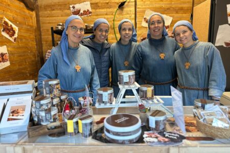 Las Hermanas de Iesu Communio llevan sus pastas y trufas a la Feria del Chocolate de Torrent