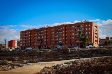 La Generalitat inicia las obras de mejora de elementos comunes y eficiencia energética de la «finca roja» del Xenillet en Torrent