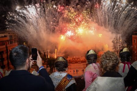 Torrent da la bienvenida a marzo con una espectacular “Arribada del Foc”