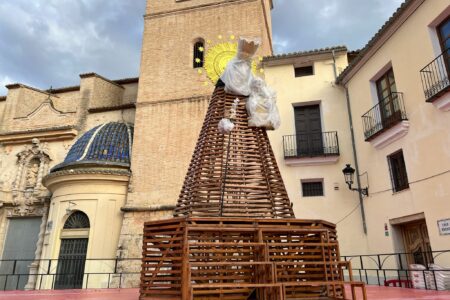 Del barro a portar los ramos de miles de torrentinas en la Ofrenda
