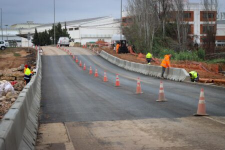 Avanzan a buen ritmo las obras de reconstrucción en la CV-411 y la entrada a El Pantano en el barranco de Pequé