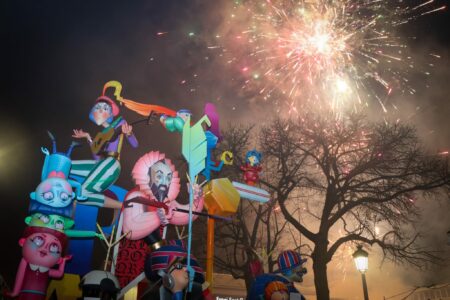 La Cremà de los 56 monumentos pone fin a unas fallas que han estado marcadas por la lluvia y la visita del Rey
