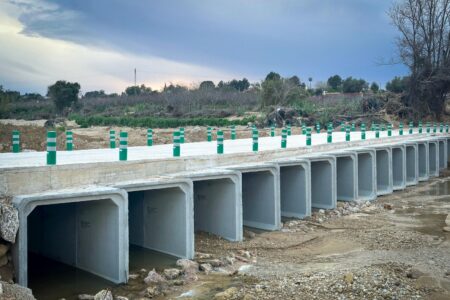 Agricultores y vecinos de Torrent vuelven a circular por el paso de Xarcos Secs que se ha elevado dos metros