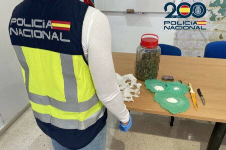 Dos arrestados que vendían droga en su domicilio en el centro de Torrent