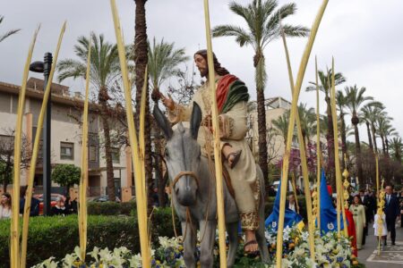 La bendición de las palmas y la procesión del Domingo de Ramos abren la Semana Santa en Torrent