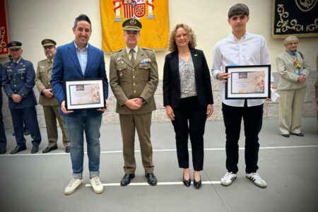 El Ministerio de Defensa premia al colegio la Purísima de Torrent en el concurso ‘Carta a un Militar’ en su XII edición