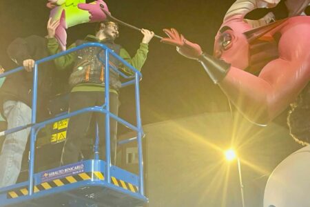 La Falla Cronista de Torrent inicia las fallas 2026 con nuevos artistas falleros