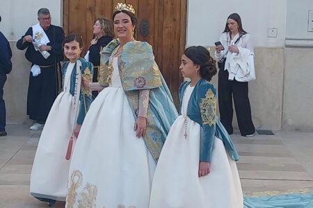 Mariola Garrido, Reina del Encuentro 2024, en la Procesión Diocesana de Alzira
