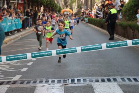 La Avenida Al Vedat acoge con éxito la IV Carrera Escolar de Caixa Rural Torrent