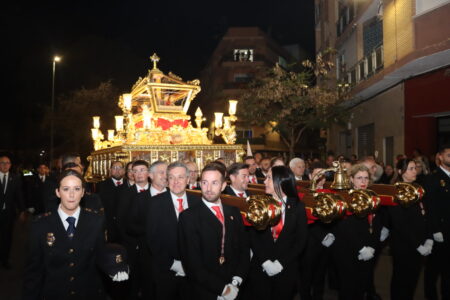 Torrent aguarda la Resurrección de Cristo tras la procesión del Santo Entierro