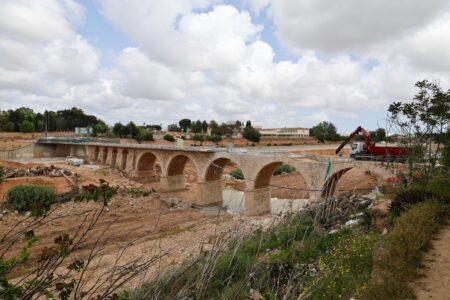 Torrent comienza a reponer los sillares en el Puente de Alaquàs