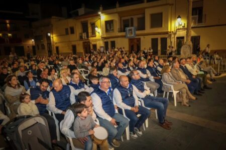Torrent honra a su patrona con bailes y música en la Plaza de la Iglesia