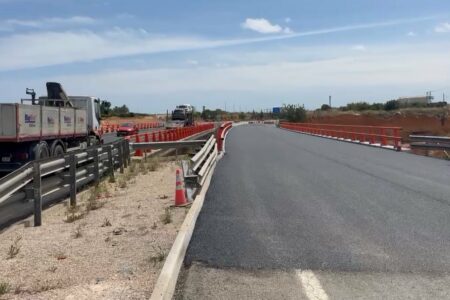 Reconstruido el puente que desapareció en la DANA, la Generalitat destina 9.000 toneladas en asfaltar la CV-36