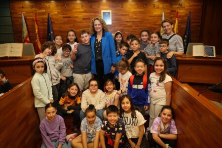 Más de 100 alumnos de Polonia, IES Marxadella y CEIP Sant Pasqual visitan el Ayuntamiento de Torrent