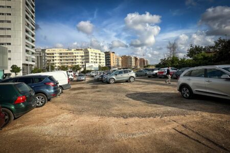 Torrent acondiciona un aparcamiento en superficie para 80 vehículos en Parc Central