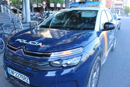 La Policía Nacional detiene a una mujer por agredir a la profesora de su hija