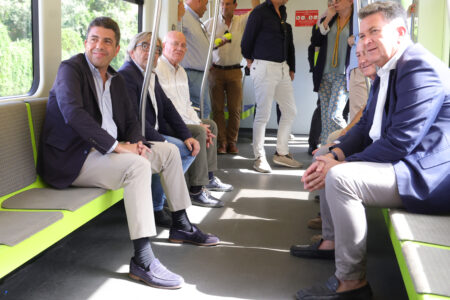 Carlos Mazón sube al metro en pruebas en Torrent Avinguda y en Paiporta anuncia la reapertura del 100% el próximo 27 de junio