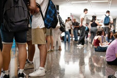 El Ayuntamiento de Torrent acompaña a los estudiantes de la PAU colaborando con el coste de los autobuses