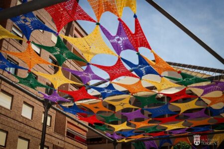 El arte textil tomará la plaza Fray Antonio Panes en el Día Mundial de Tejer en Público