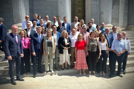 Folgado participa en la concentración de alcaldes frente al Congreso exigiendo moratoria en el «basurazo de Sánchez» y la suspensión de las reglas fiscales por la DANA