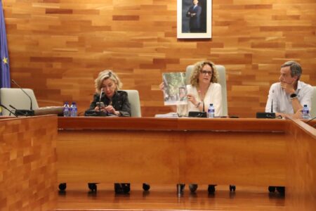 La alcaldesa muestra un BIM con una publicidad del PSOE y Ros como uso partidista del Gabinete de Prensa